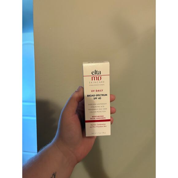 EltaMD UV Daily Broad-Spectrum SPF40 Moisturizing Facial Sunscreen 1.7 oz - Picture 1 of 6